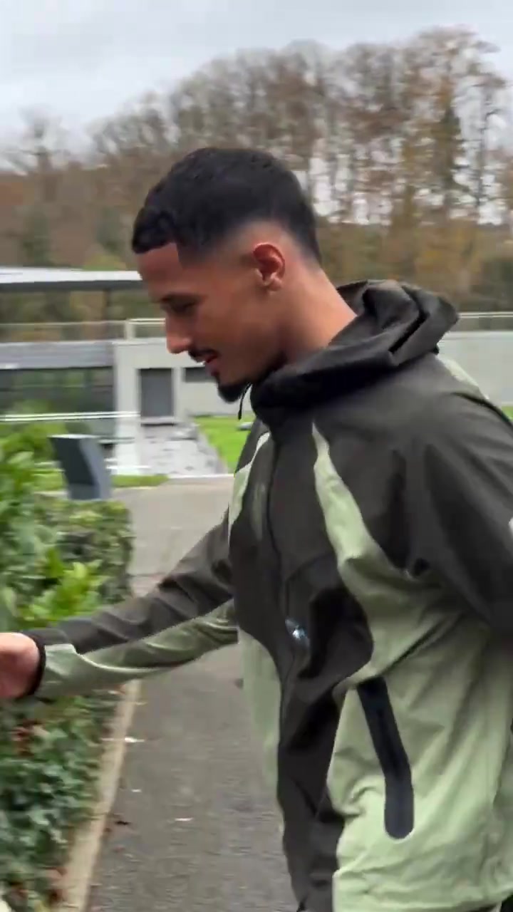 不愧是时尚之都法国此前的抵达视频谁的穿搭最有型