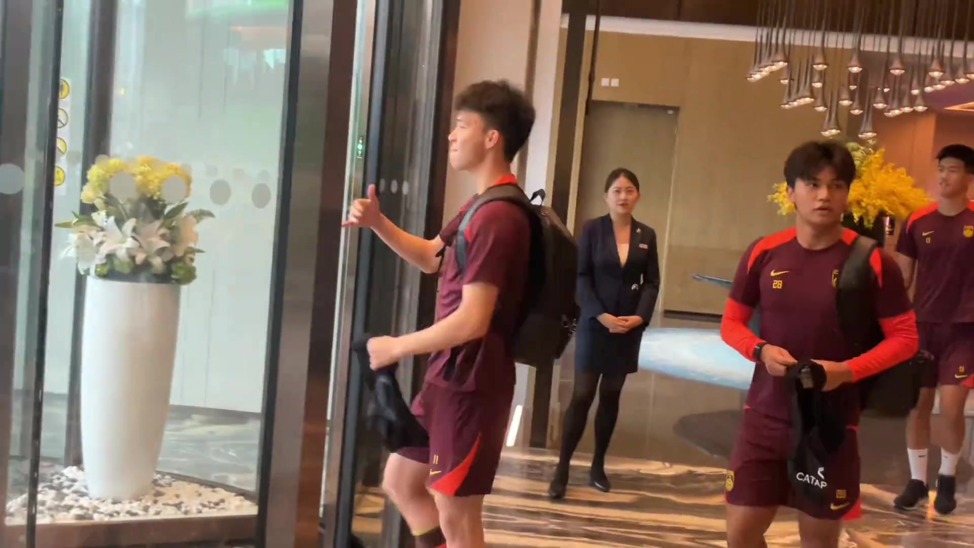 王钰栋和蒯纪闻现身酒店老蒯这么亲人啊听到声就来签名了