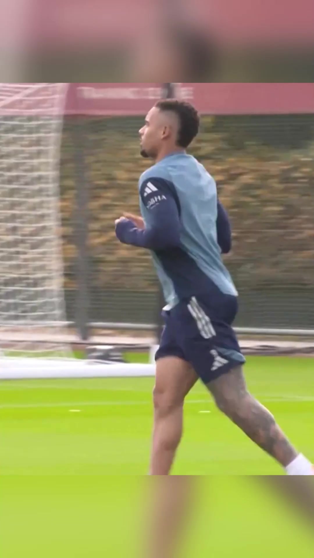 期待重返赛场热苏斯伤愈归来参加球队训练