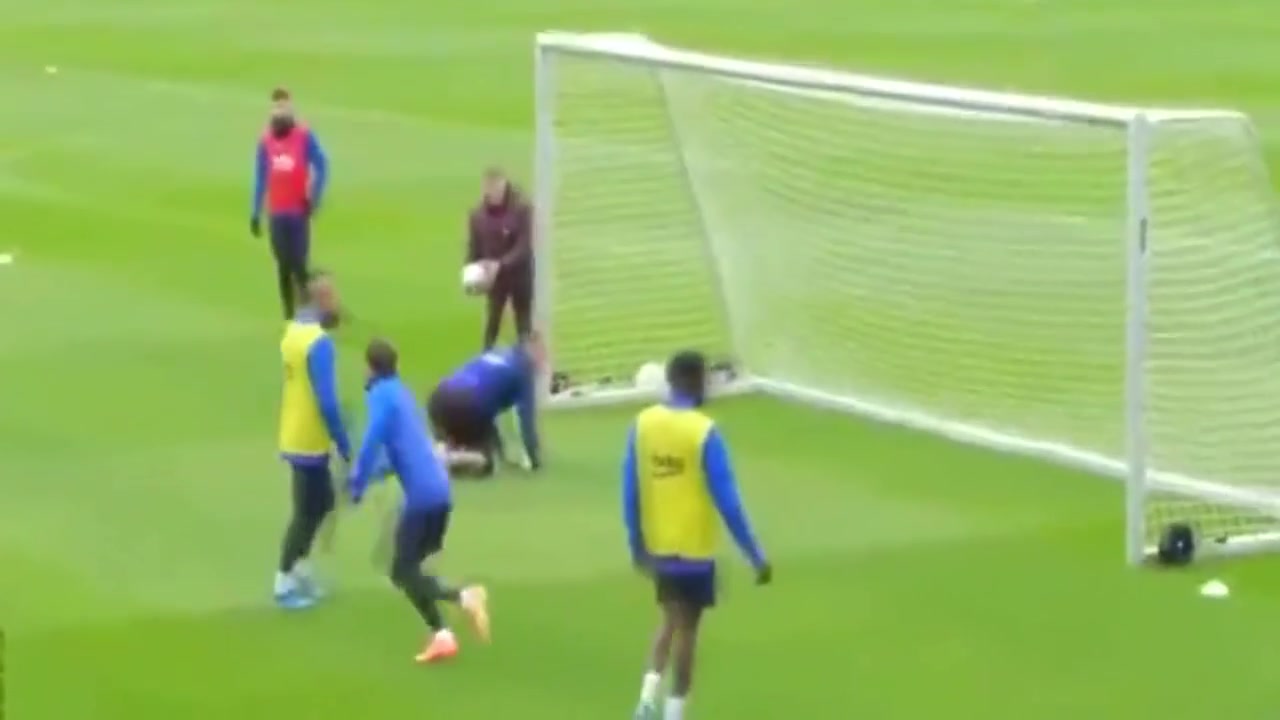 面对队友我也不收手当年巴萨的训练课疯狂过人进球的梅西