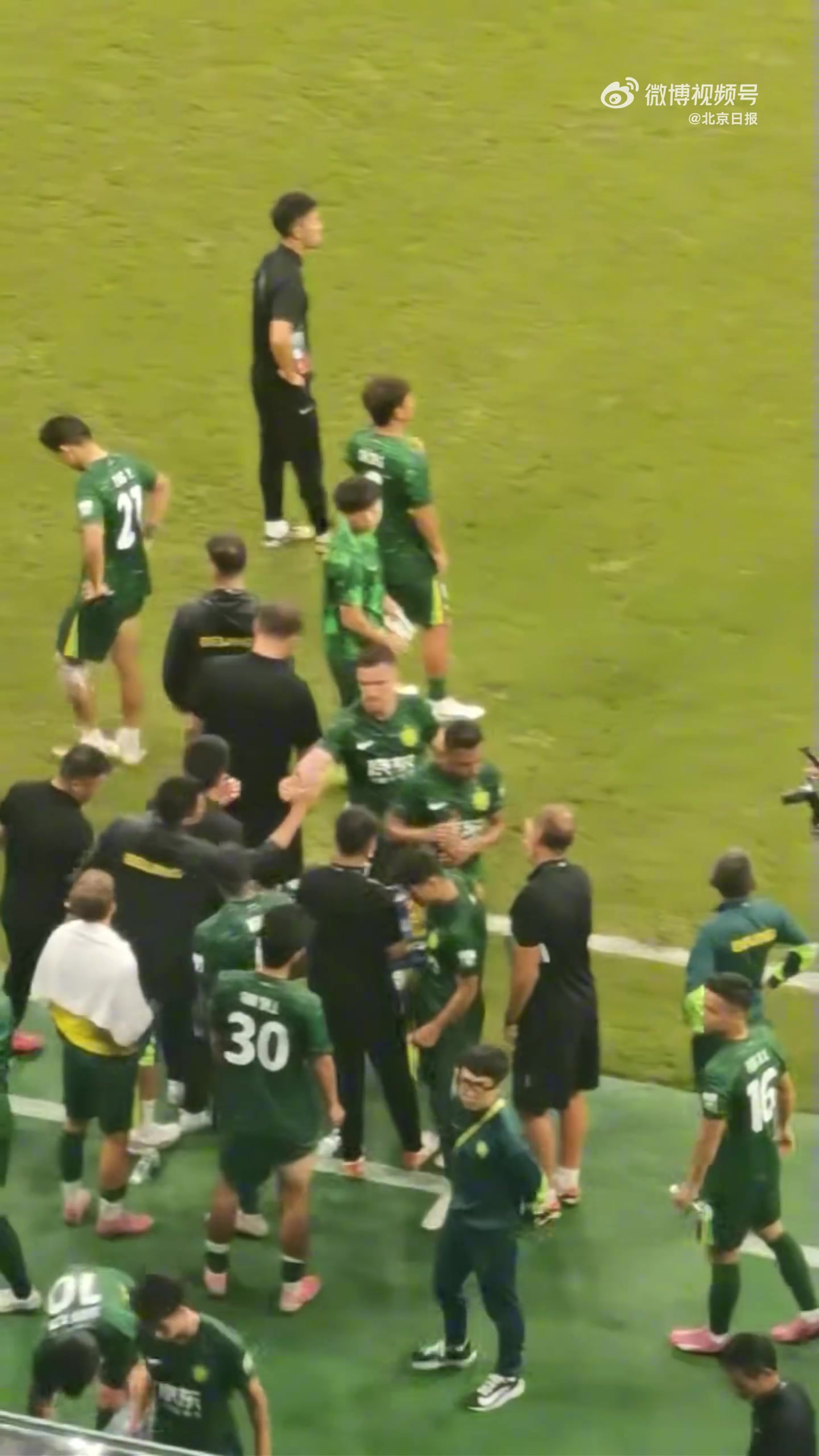 该下课吗北京日报国安主帅塞蒂恩提前退场没有击掌致意