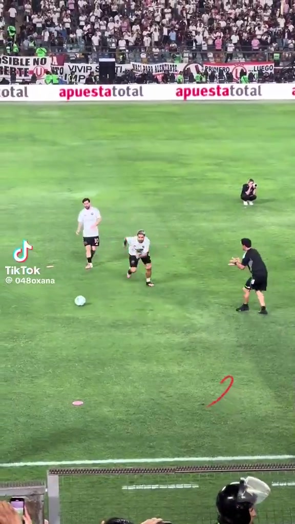 老头互练梅西和苏亚雷斯互相喂球但苏亚雷斯这是真跑不了了