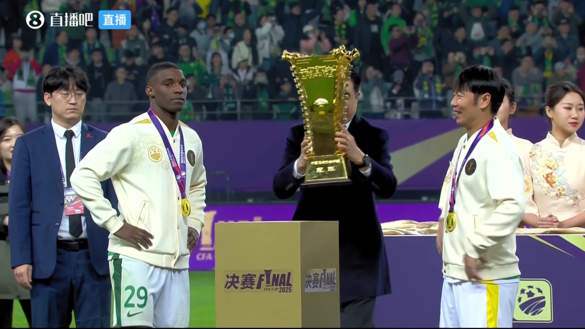 圆满法比奥张稀哲共同捧起足协杯冠军奖杯