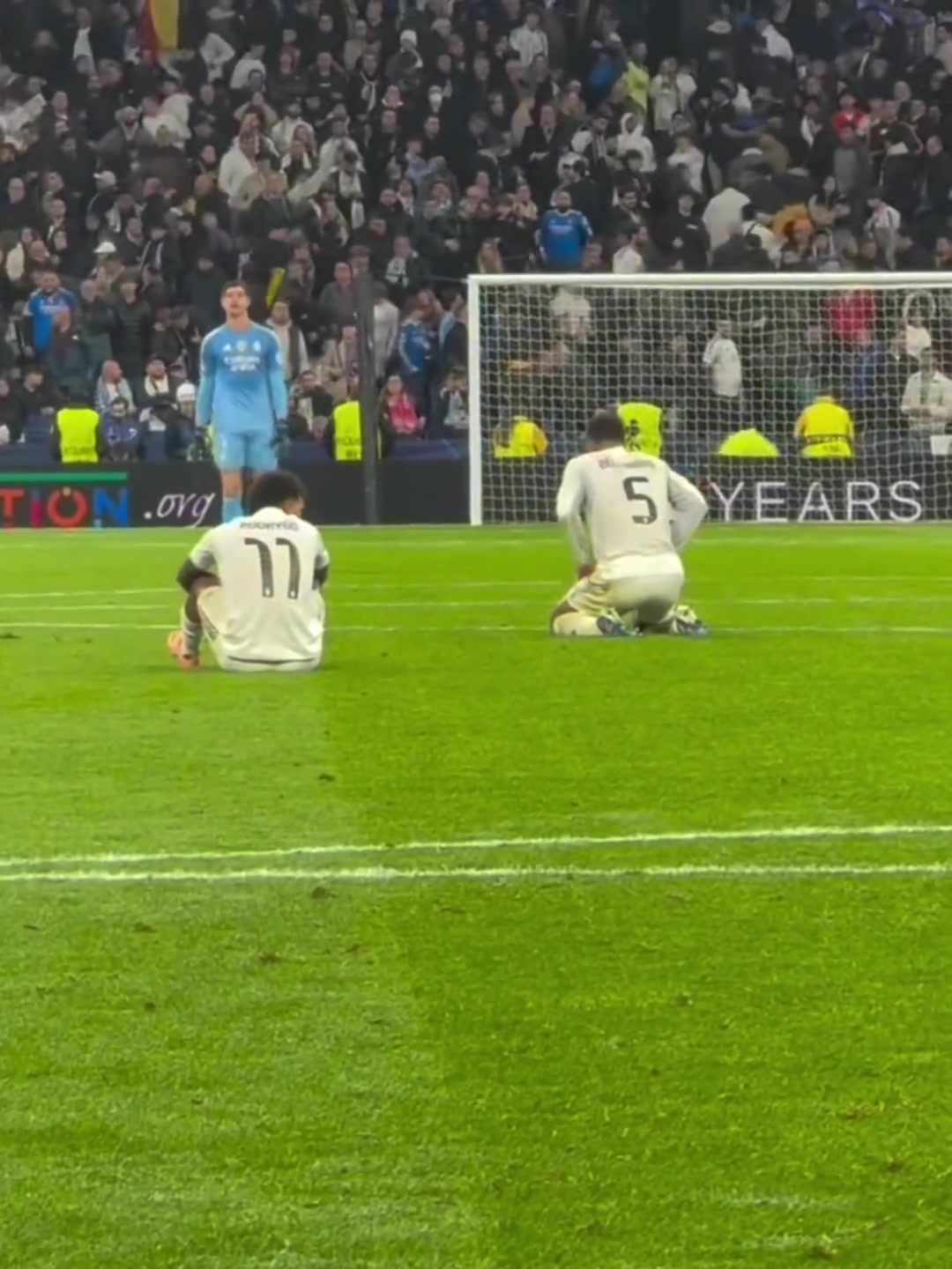 皇马12遭曼城逆转终场哨响那一刻贝林厄姆与罗德里戈的反应