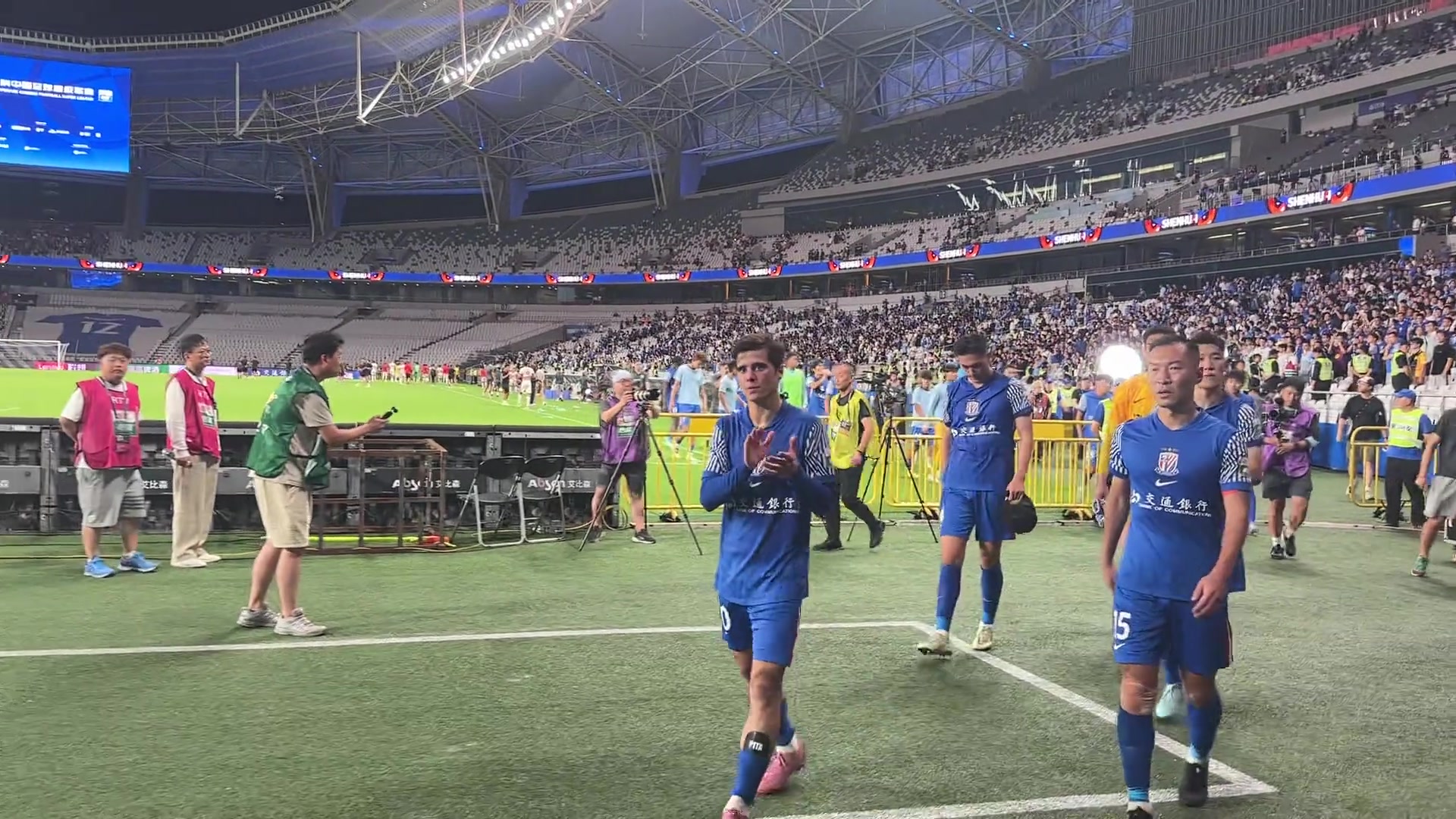 申花补时被成都绝平丧失争冠主动权全场球迷仍高唱努力拼搏