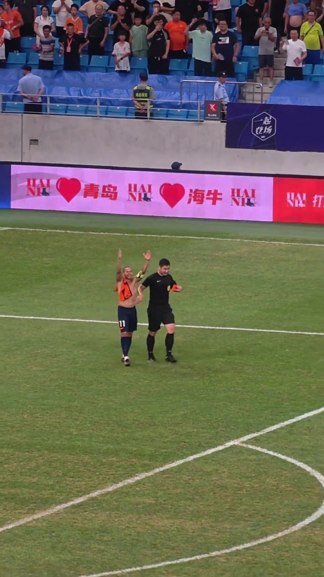 脱衣服一红一黄中超裁判朝着脱衣服的海牛队长韦斯利出示红牌啊