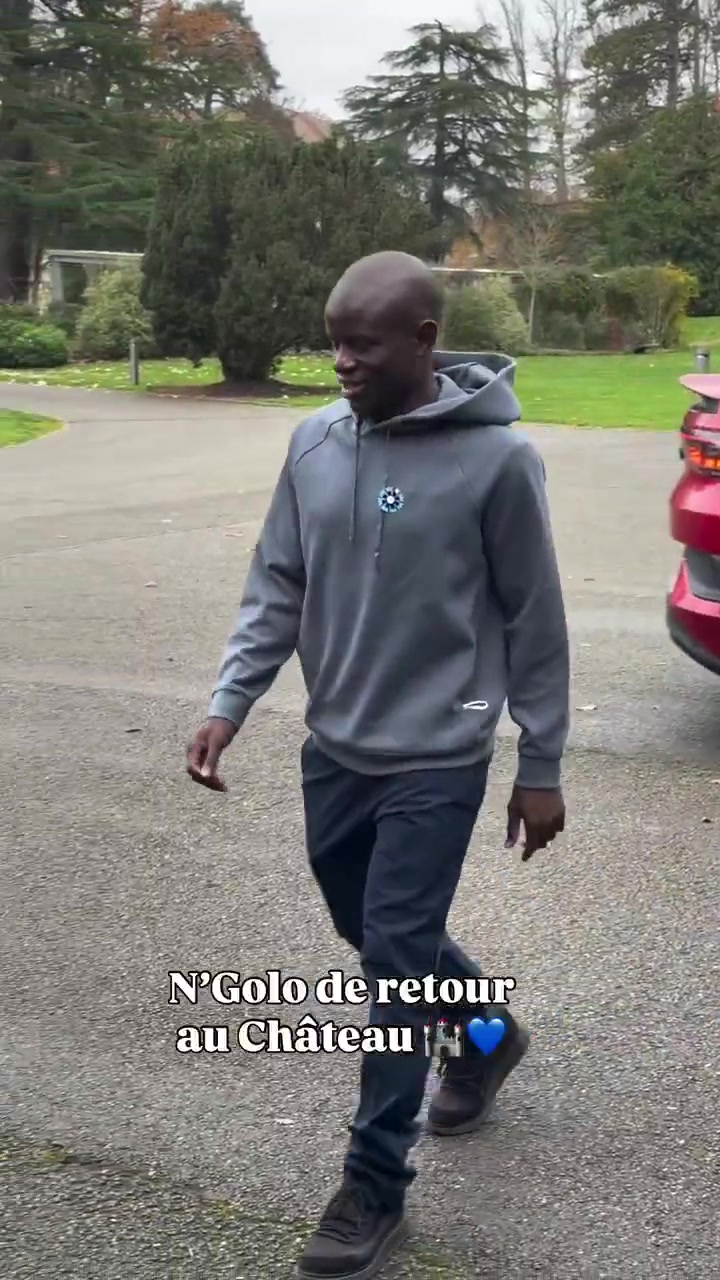 金钱和名望对他毫无影响一身朴素的坎特抵达国家队报道