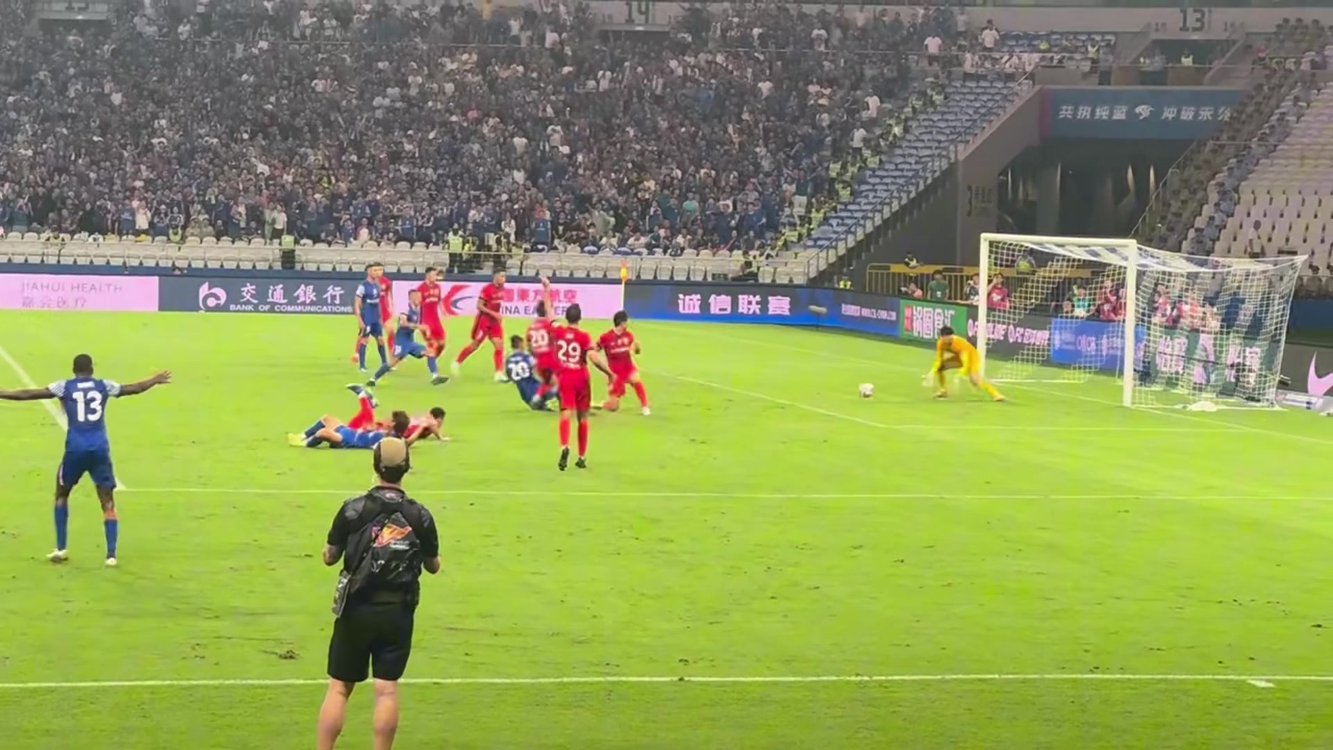 博主第一视角近距离拍摄申花这球不是点球